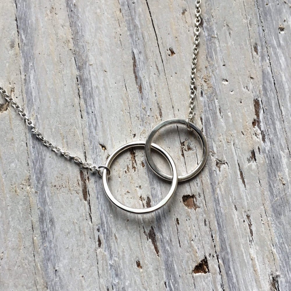 linked circles pendant