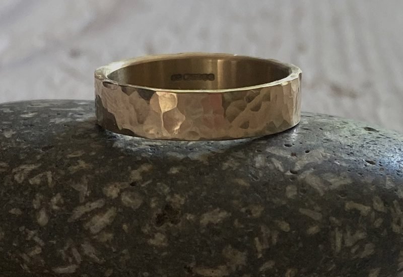 môr textured recycled gold wedding band